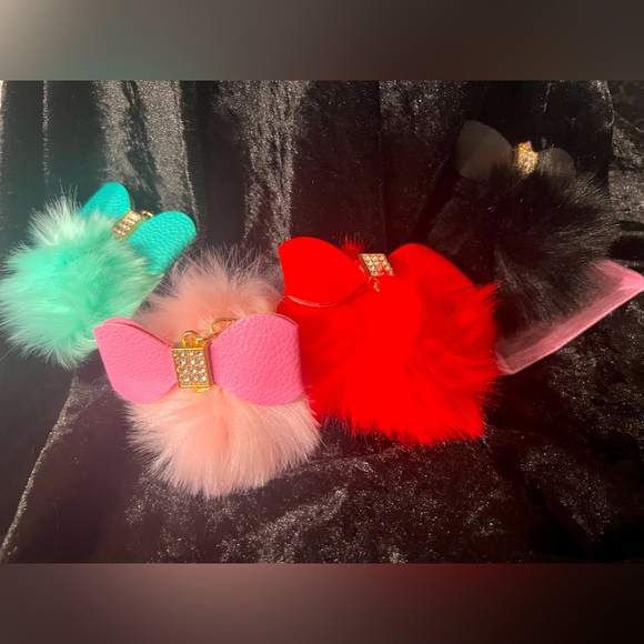 Faux fur keychain. Claw clasp, great quality! Has a set rhinestones on the bow. - Picture 1 of 2